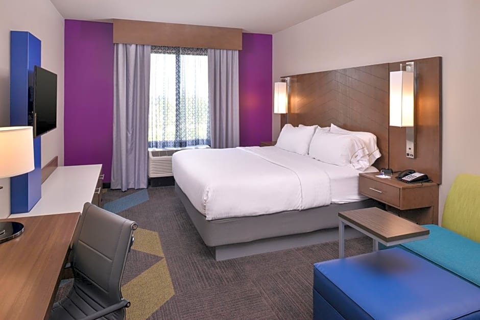 Holiday Inn Express & Suites Bryant West