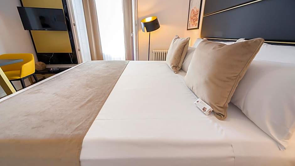 Photo 1 of 5 of Deluxe Studio 1 King Bed