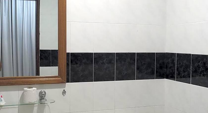 The Upper Deck Hotel