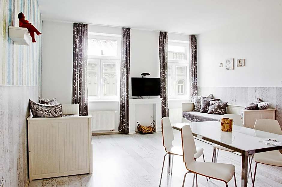 Royal Court Legerova