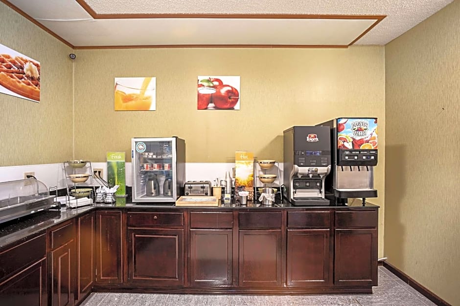 Quality Inn Galesburg near US Highway 34 and I-74
