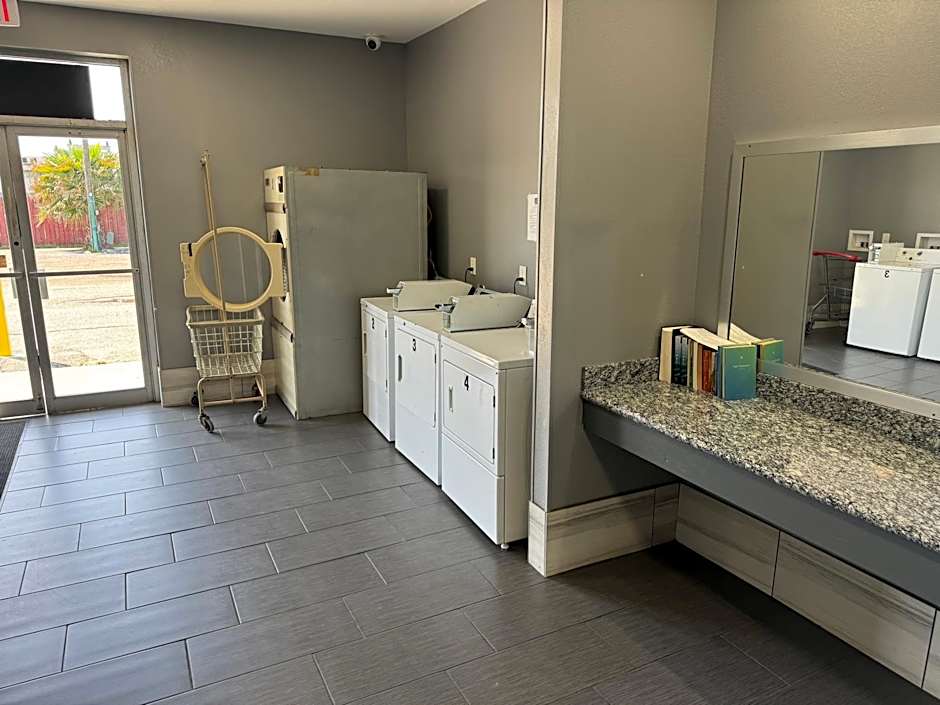 Nola Inn & Suites