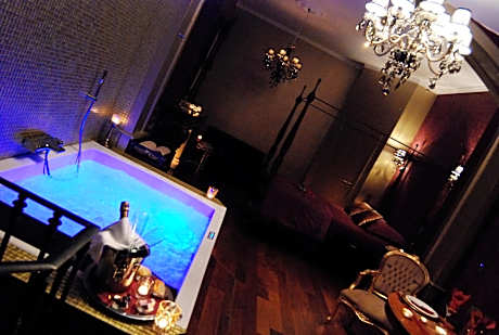 Deluxe Suite with Spa Bath