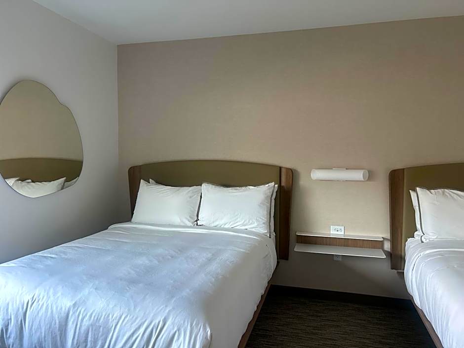 Zdjęcie 1 z 4 — 2 Queen Beds