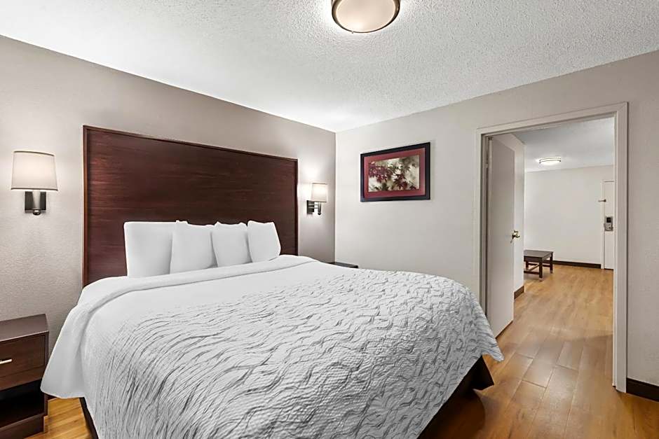 Red Roof PLUS+ & Suites Atlanta Airport South