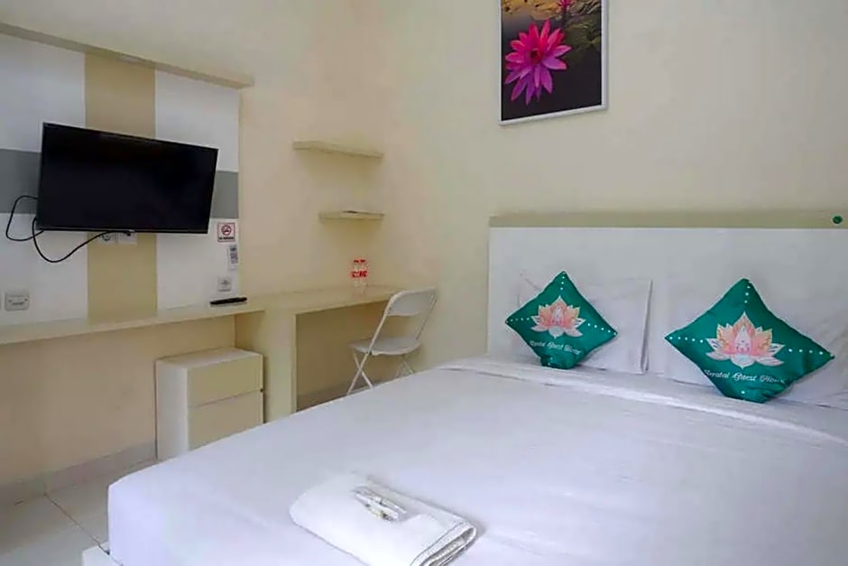 Teratai Guesthouse Mitra RedDoorz near Tugu Yogyakarta