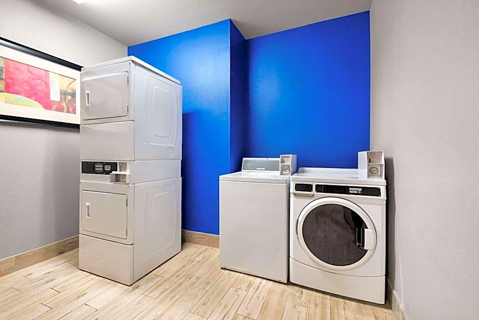 La Quinta Inn & Suites by Wyndham Denton - University Drive