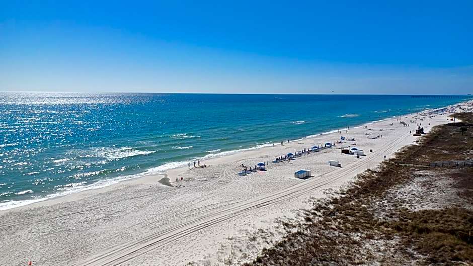 ON THE BEACH! COUPLES GETAWAY,HONEYMOON SWEET, Perfectly Cozy Beach Front Condo, full kitchen, pool, free parking,CHECK-IN AT DOOR