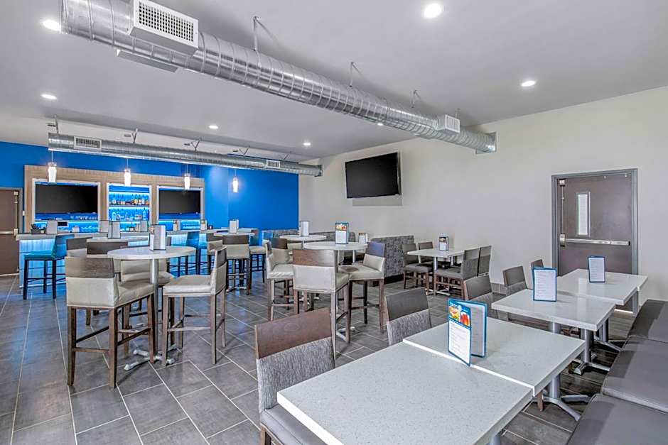 Clarion Inn & Suites DFW North