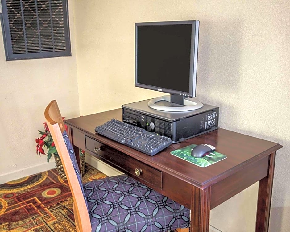 Rodeway Inn & Suites Plymouth Hwy 64