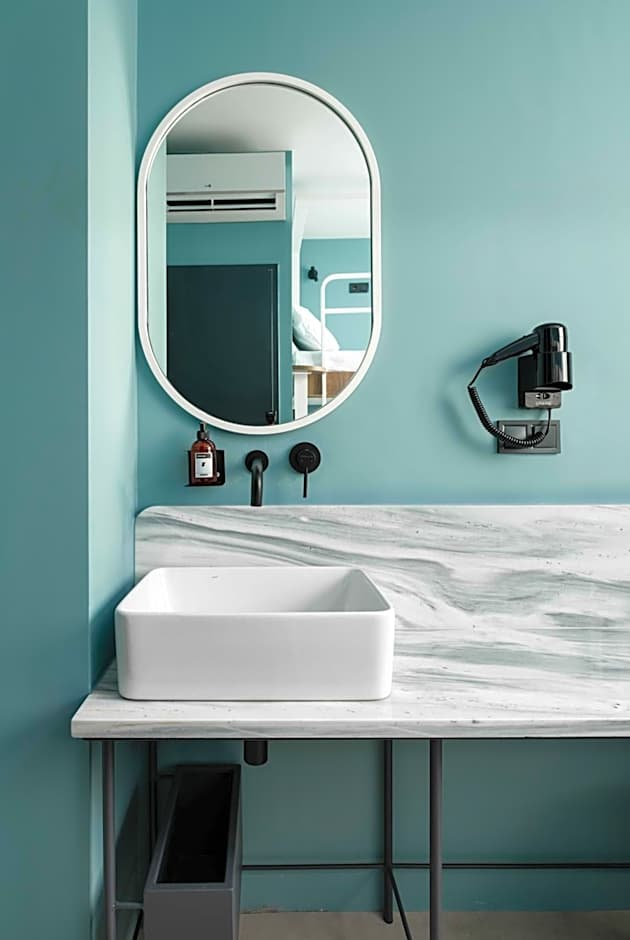 Zeus is Loose Hostel