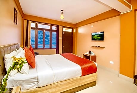 Deluxe Room with Mountain View