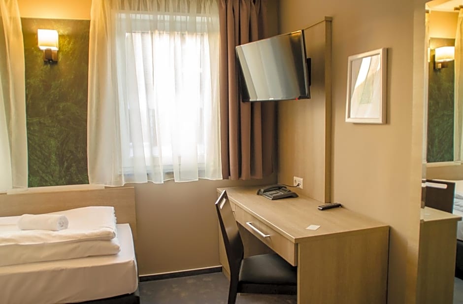Alpha & Omega Hotel