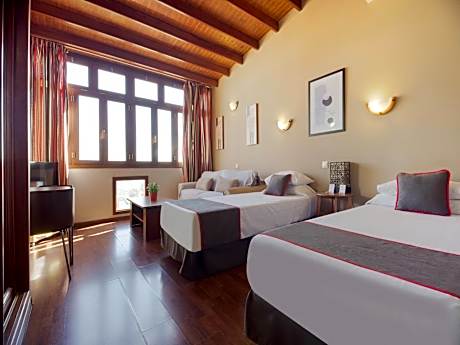 One Bedroom Apartment with Double or Twin Bed and View