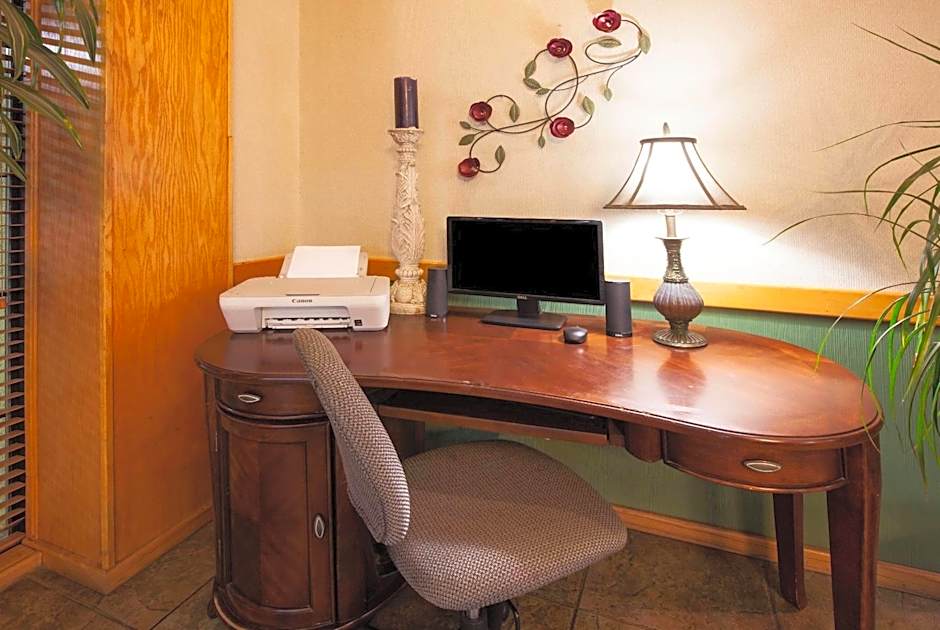 Days Inn by Wyndham Clinton