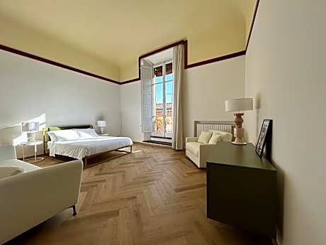 Deluxe Queen Suite with Ensuite Bathroom