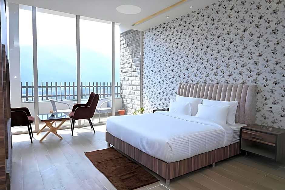 SPT Clarks Inn Suites, Mandi