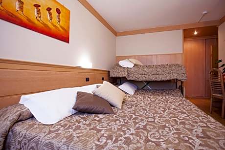 Family Room (2 Adults + 2 Children)