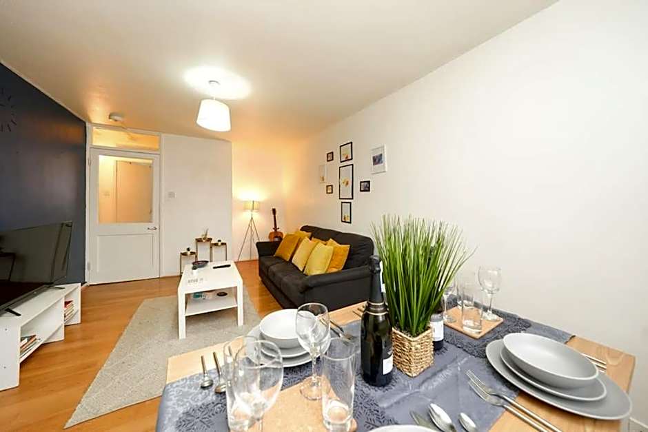 London Oasis Flat with High-Speed Broadband and Free Parking