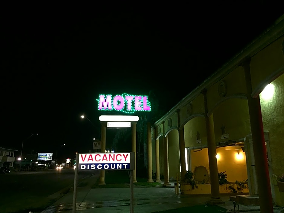 Colonial Pool & Spa Motel