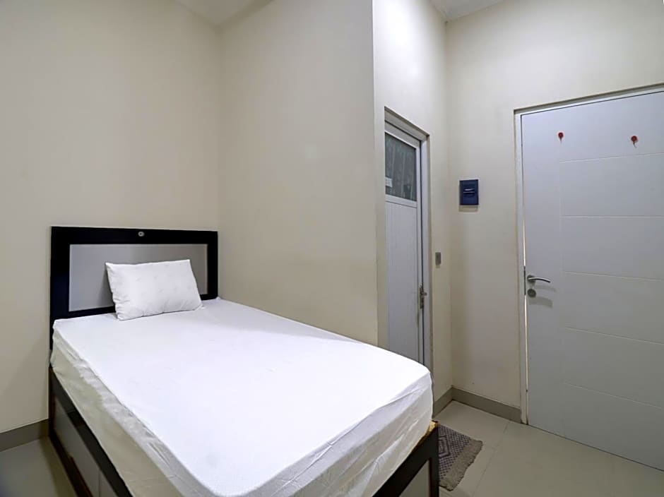 OYO Life 92707 D-akomiba Residence