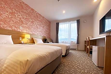 Twin Room with Shower(No Housekeeping)