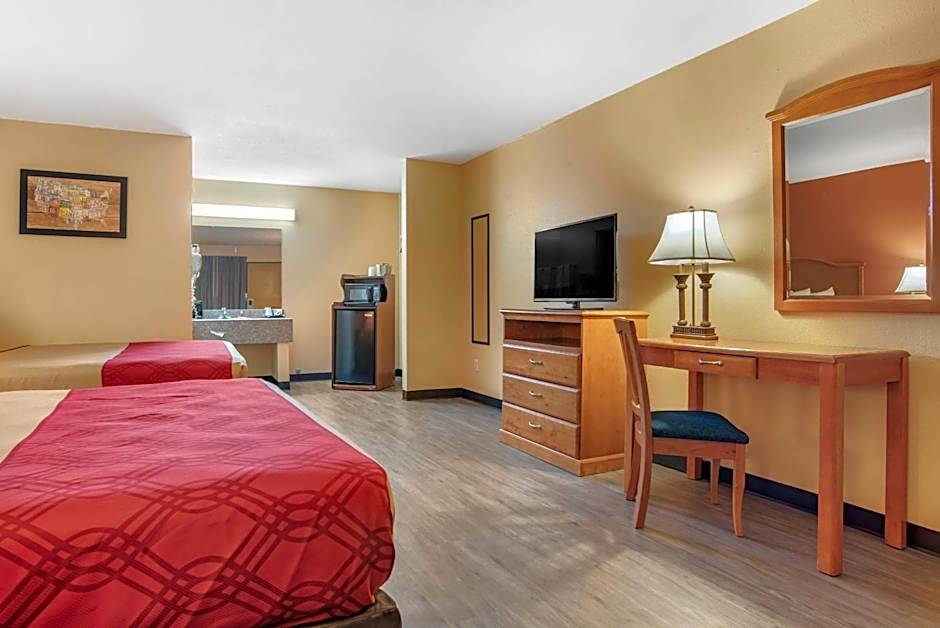 Econo Lodge Inn & Suites Evergreen