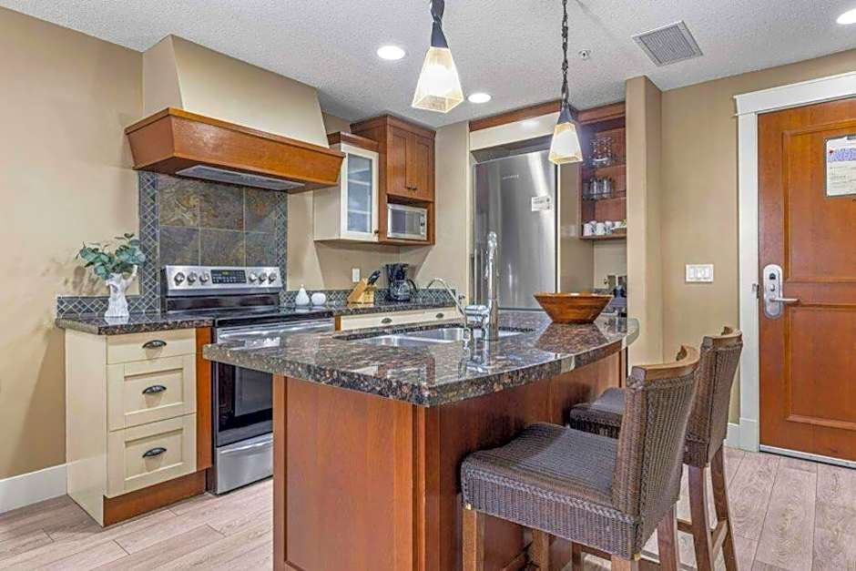 Gorgeous Mountain Condo - Hot Tub & Pool managed by Little Sister Getaways