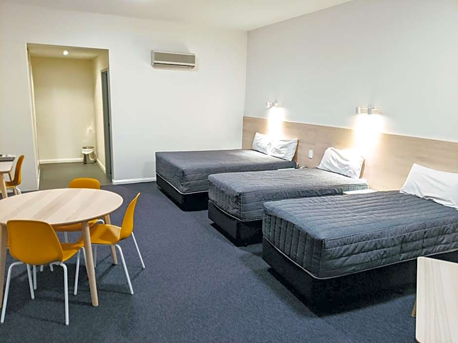 Mayfair Plaza Motel and Apartments
