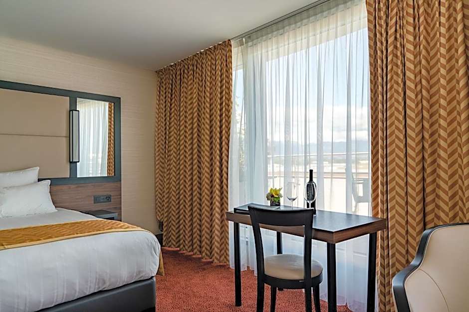 Nash Suites Airport Hotel