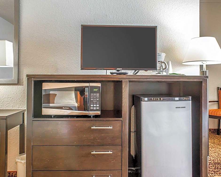 Rodeway Inn & Suites Near Okoboji Lake