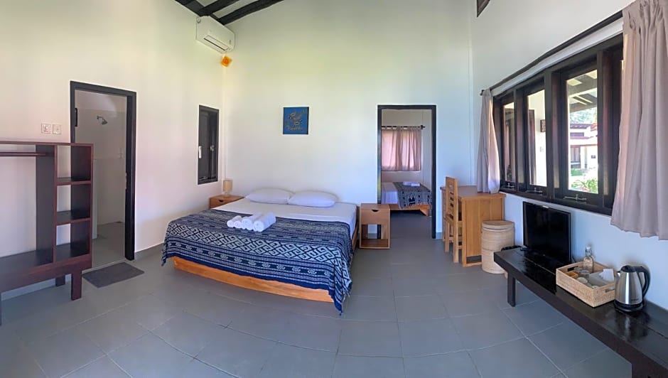 Balong Balong Surf Bungalows & Restaurant