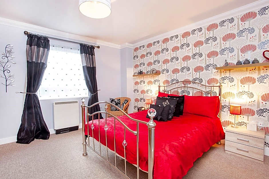 Riverbank View Three Bedroom Apartment with Free Parking