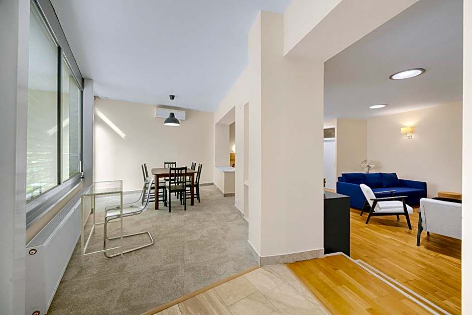 Hotel Reverie - Dependance, Check-in at Metropolitan Star