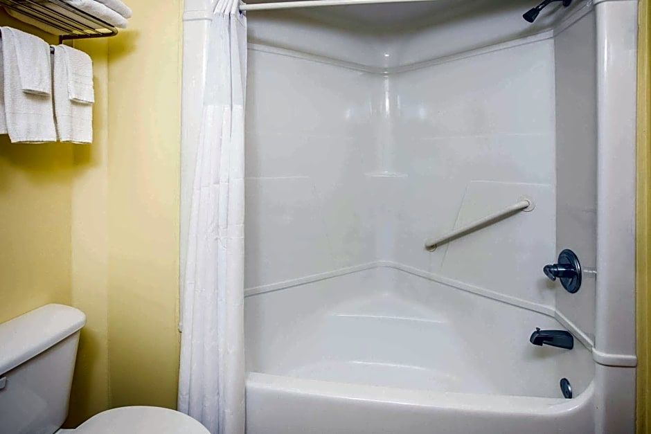 Days Inn & Suites by Wyndham Augusta Near Fort Gordon