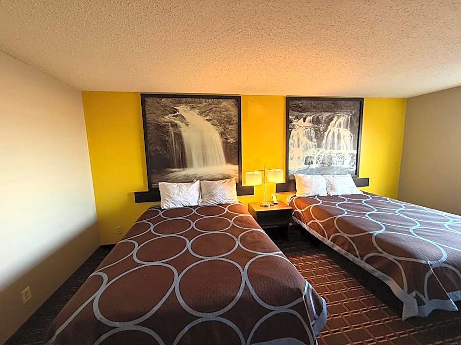 Super 8 by Wyndham Reedsburg