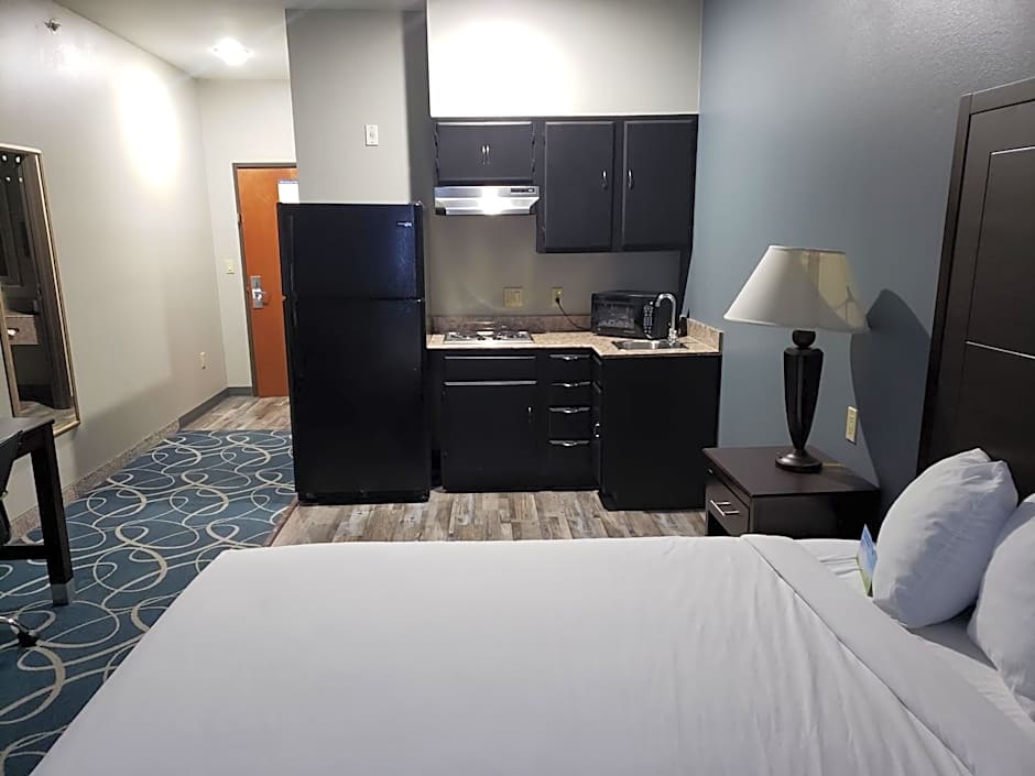 Days Inn & Suites by Wyndham Cleburne TX