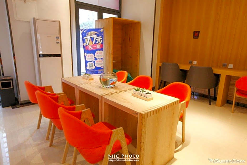 7Day Premium Chengdu Railway East Station Capitaland Square Branch – Chengdu, IL