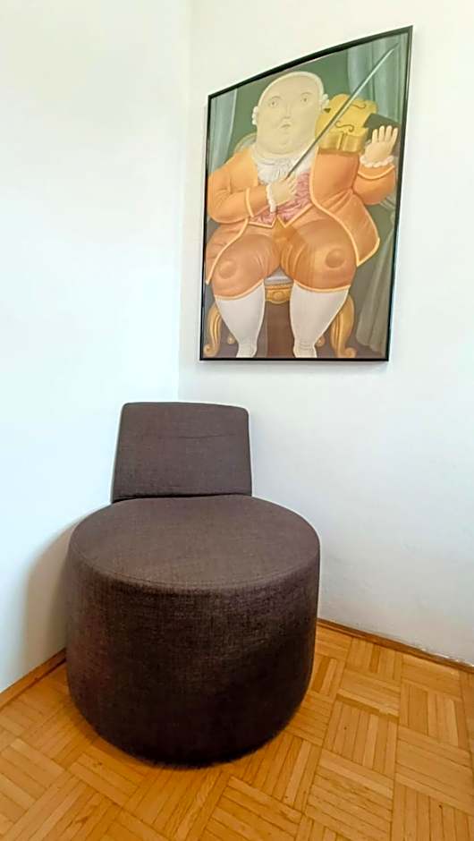 Near Schönbrunn - Economy Rooms in Shared Apartment at Meidling Train Station