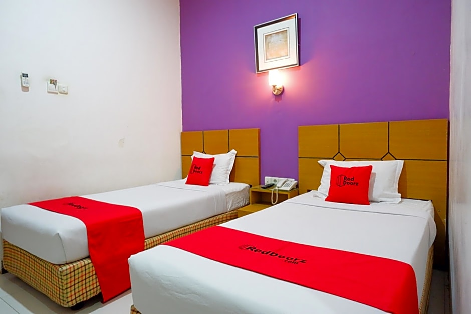 RedDoorz near Monumen Habibi Ainun