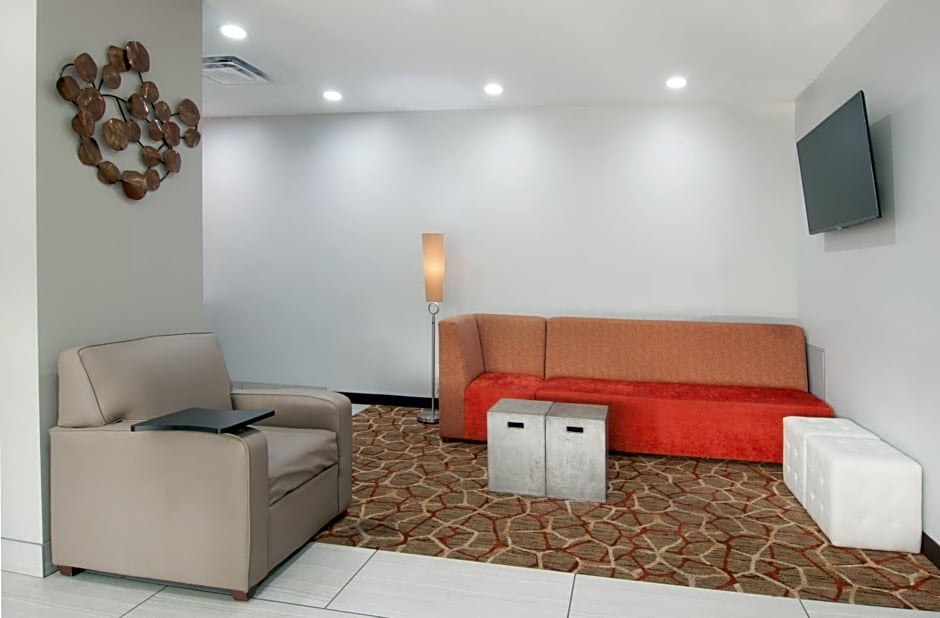 Holiday Inn Express & Suites Nashville-I-40 & I-24(Spence Lane), an IHG Hotel