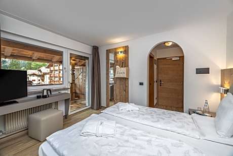 Deluxe Double or Twin Room with Mountain View