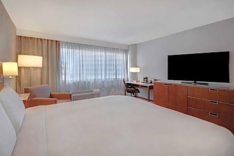 King Room with Mobility Accessible Tub