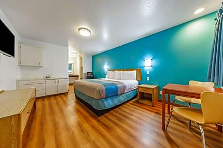 Deluxe King Room - Non-Smoking