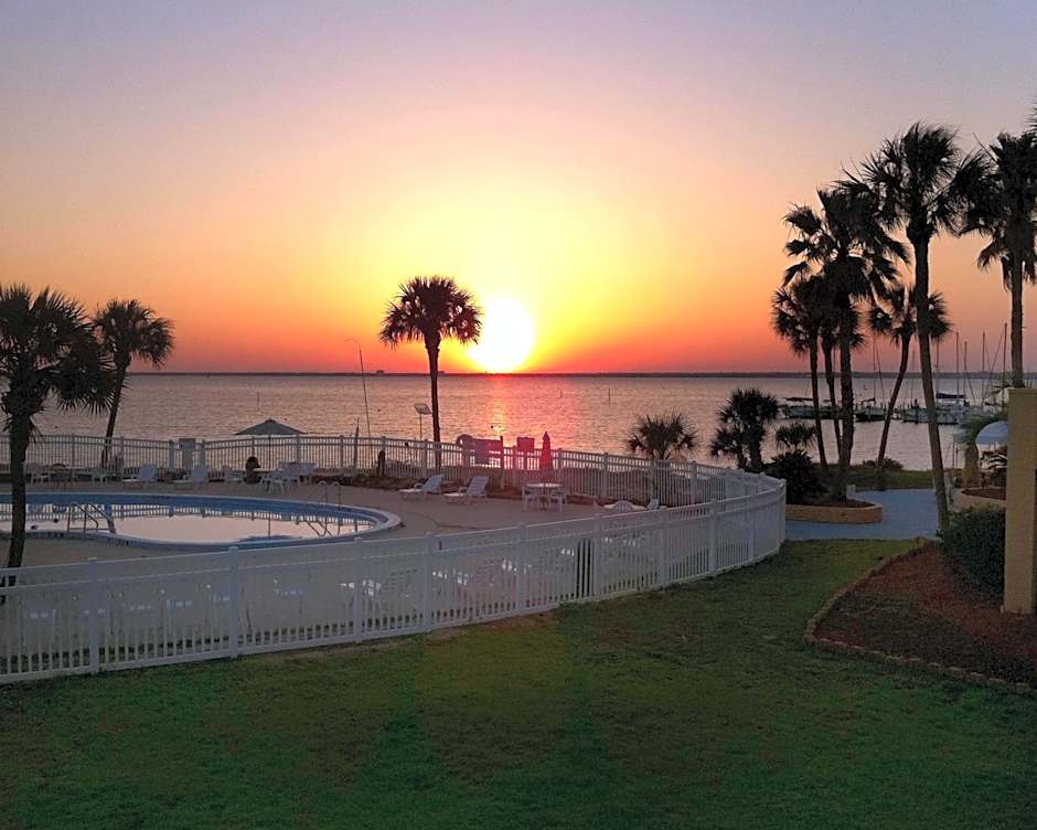 Quality Inn & Suites Gulf Breeze Bayside near Pensacola Beach