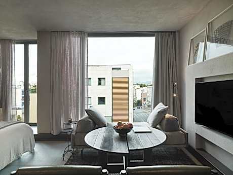 Corner City View Suite