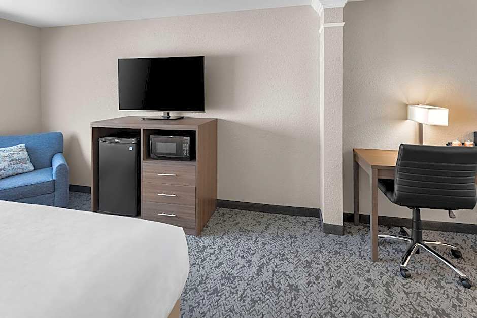 Clarion Pointe Mattoon Near University
