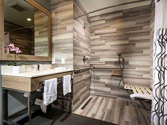 Canoga Hotel At Warner Center