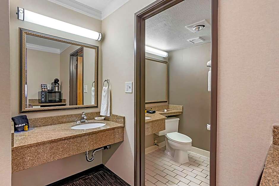 Best Western Plus Landmark Inn