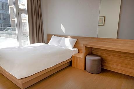 Royal Suite + Warm Pool & Sauna for 6 + Kids Play Lounge